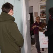 Distribution des boîtes de chocolats aux seniors de plus de 70 ans